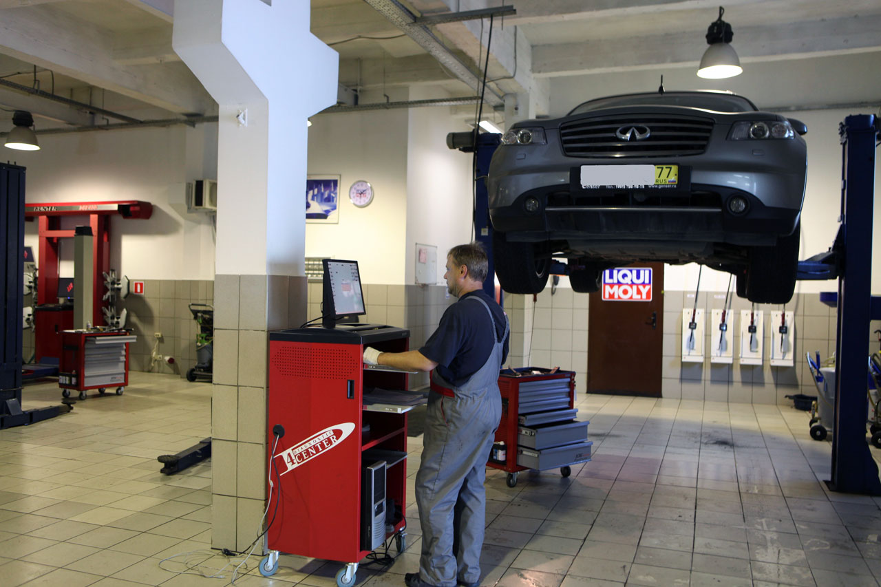 Infiniti fx35 на подъемнике. джинни моторс химки. Infiniti автосервис. Infiniti сервис. ремонт infiniti.